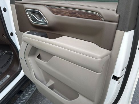 Used 2023 Chevrolet Tahoe Z71 w/ Luxury Package AWD/4WD image 15
