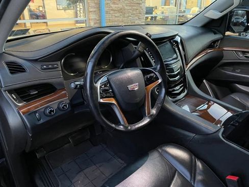 Used 2018 Cadillac Escalade Luxury image 2
