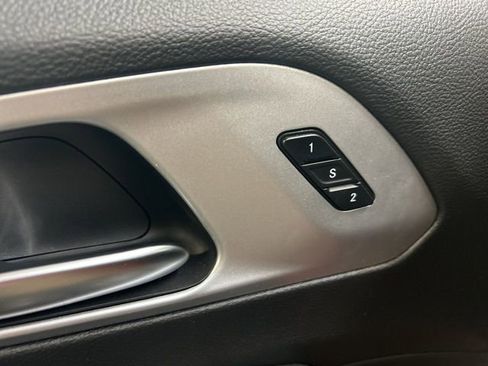 Used 2025 Chrysler Pacifica Limited image 17