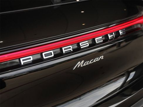 Certified 2025 Porsche Macan image 14
