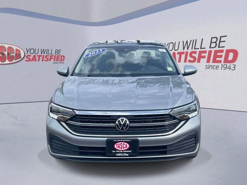 Used 2023 Volkswagen Jetta SE FWD image 2