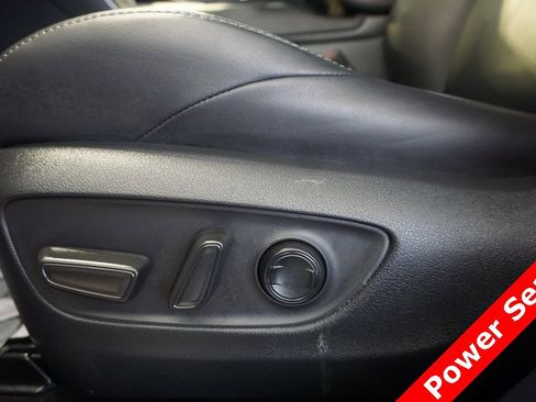 Used 2023 Toyota Venza XLE image 8