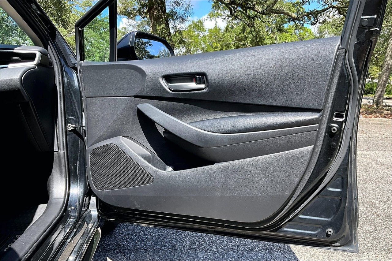 Used 2020 Toyota Corolla LE FWD image 29