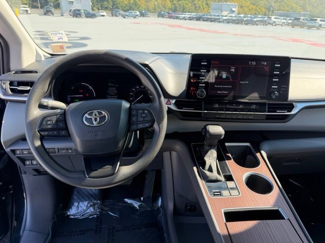 Used 2023 Toyota Sienna LE FWD image 13