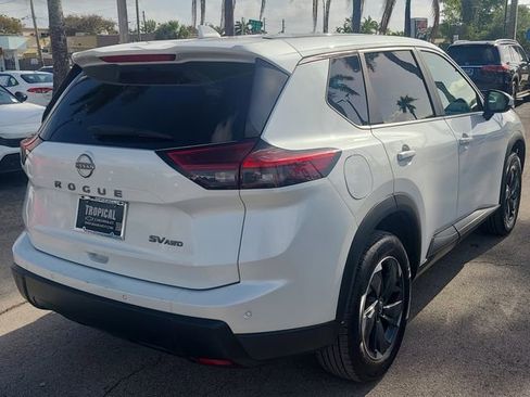 Used 2024 Nissan Rogue SV image 3