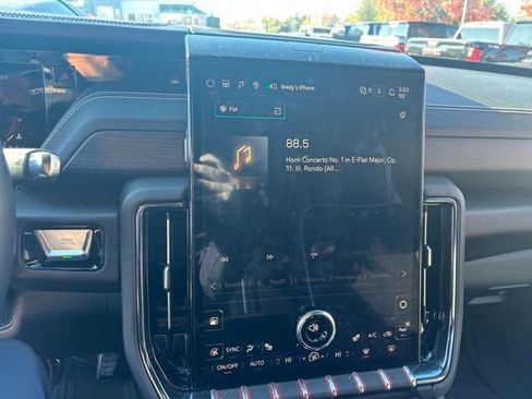 Used 2025 GMC Yukon AT4 Ultimate w/ LPO, Illumination Package image 12