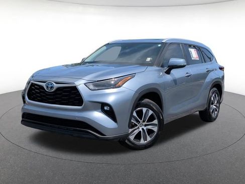Used 2023 Toyota Highlander XLE FWD image 1