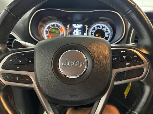 Used 2019 Jeep Cherokee Latitude w/ Cold Weather Group FWD image 23
