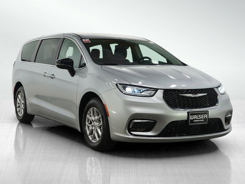 Used 2024 Chrysler Pacifica Touring-L image 7