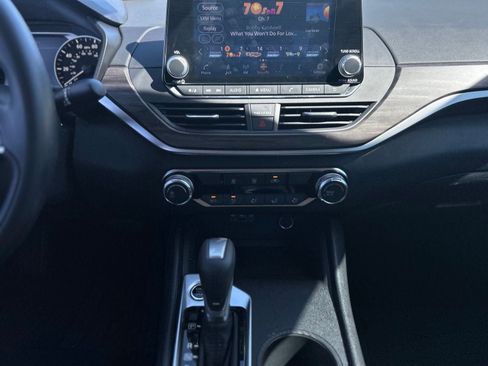 Used 2025 Nissan Altima 2.5 SV FWD image 18