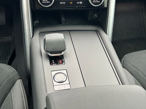 Used 2025 Land Rover Discovery S image 22