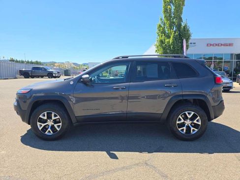 Used 2015 Jeep Cherokee Trailhawk AWD/4WD image 2