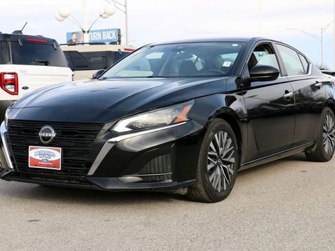 Used 2023 Nissan Altima 2.5 SV image 1