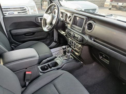 Used 2020 Jeep Wrangler Unlimited Sahara image 25
