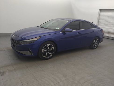 Used 2023 Hyundai Elantra Limited w/ Preferred Accessory Package FWD image 2