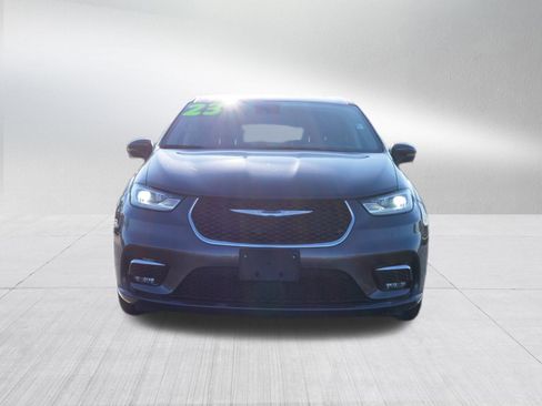 Used 2023 Chrysler Pacifica Touring-L image 8