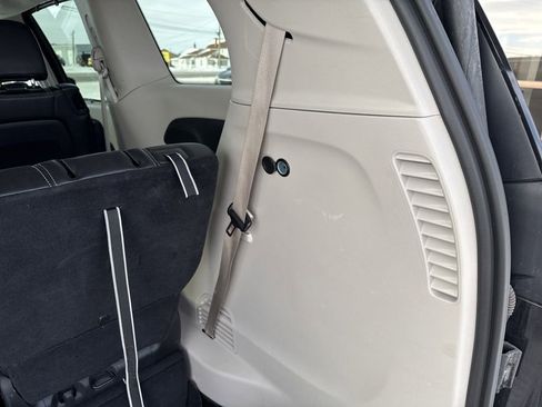 Used 2024 Chrysler Pacifica Touring-L image 18