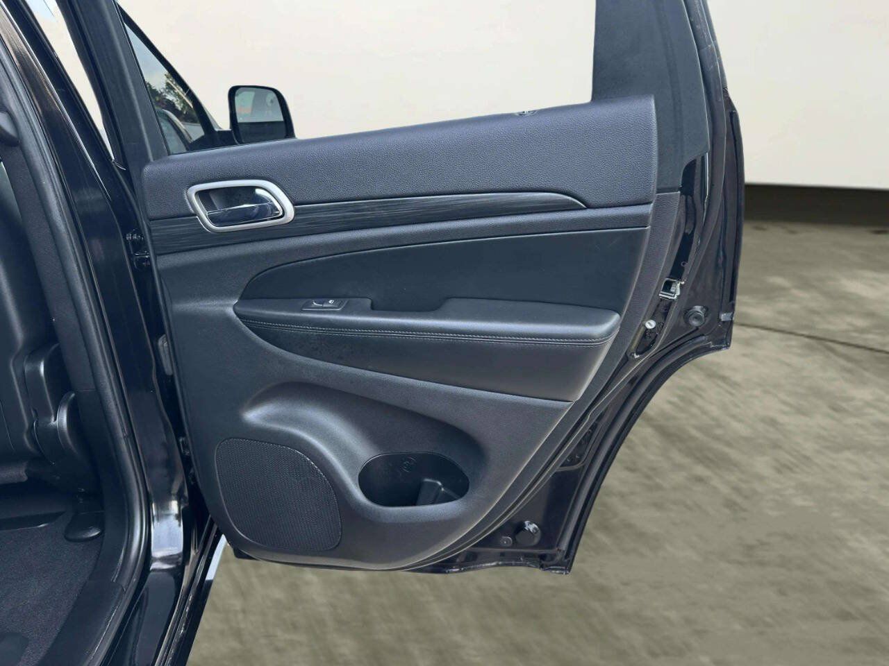 Used 2019 Jeep Grand Cherokee Altitude RWD image 15