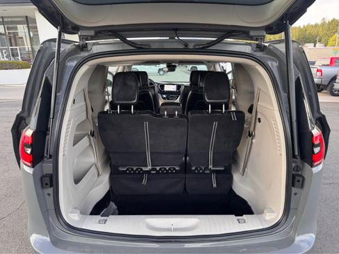 Used 2023 Chrysler Pacifica Touring-L image 12