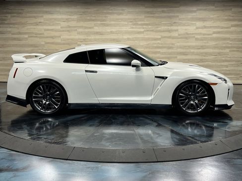 Used 2017 Nissan GT-R Premium image 25