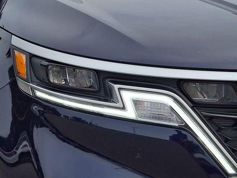 Used 2023 Kia Carnival LX FWD image 9