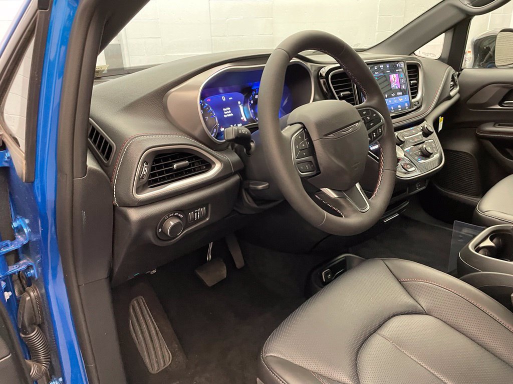 New 2027 Chrysler Pacifica Select FWD image 13