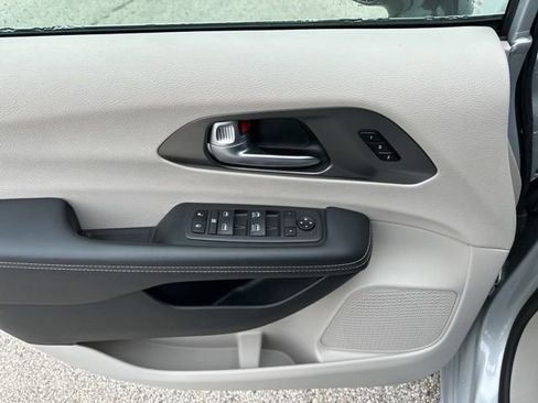 Used 2024 Chrysler Pacifica Touring-L FWD image 22