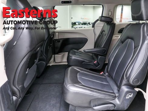 Used 2023 Chrysler Pacifica Touring-L image 22