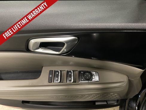 Used 2025 Kia Carnival FWD image 29