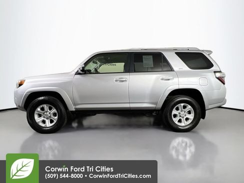 Used 2016 Toyota 4Runner SR5 w/ Four Season Floor Mat Package AWD/4WD image 6