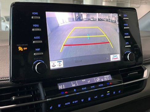 Used 2023 Toyota Sienna Limited FWD image 24