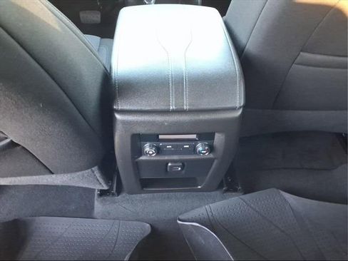 Used 2023 Chevrolet Traverse LT w/ Rear Camera Mirror Package image 16