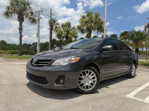 Used 2013 Toyota Corolla LE FWD image 2