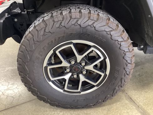 Used 2025 Jeep Wrangler Unlimited Rubicon w/ Convenience Group AWD/4WD image 9