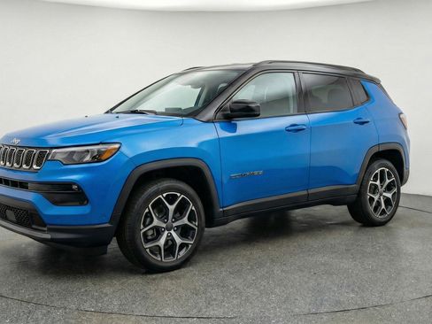 Used 2025 Jeep Compass Limited image 3