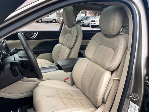 Used 2018 Lincoln Continental Select image 30