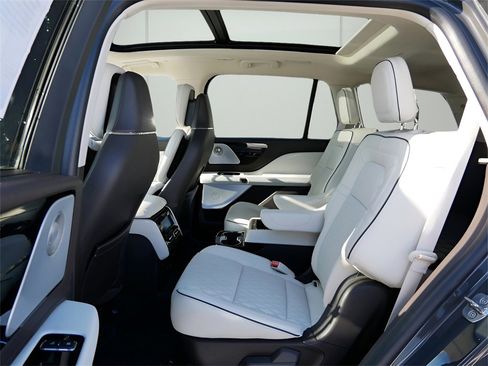 Certified 2023 Lincoln Aviator Black Label w/ Class IV Trailer Tow Package image 11