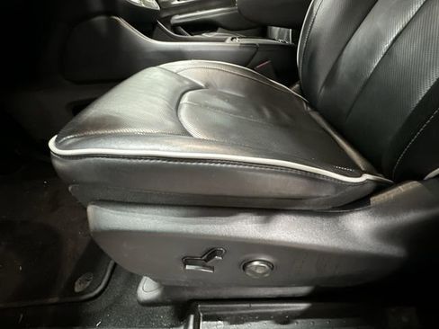 Used 2025 Chrysler Pacifica Limited image 18