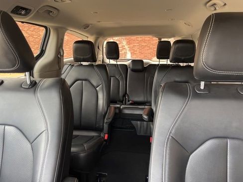 Used 2024 Chrysler Pacifica Touring-L image 37