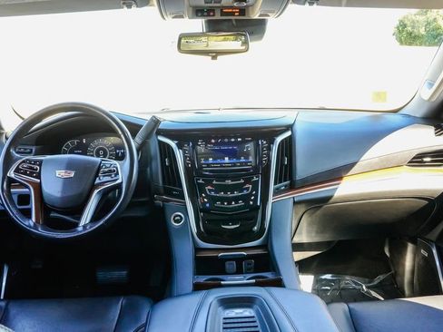 Used 2020 Cadillac Escalade Luxury image 12