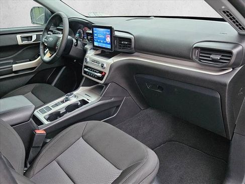 Certified 2024 Ford Explorer XLT RWD image 22