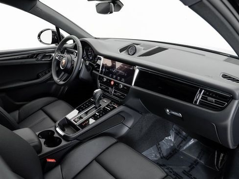 Certified 2025 Porsche Macan image 23