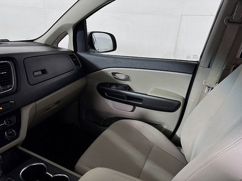 Used 2019 Kia Sedona L image 22