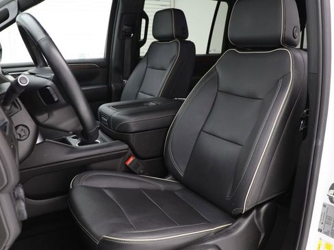 Used 2023 Chevrolet Suburban Premier image 17