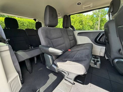 Used 2019 Dodge Grand Caravan SE FWD image 18