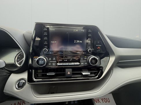 Used 2022 Toyota Highlander XLE image 19