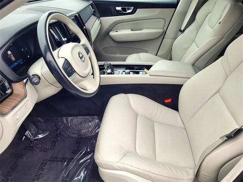 Used 2022 Volvo XC60 B5 Momentum image 11
