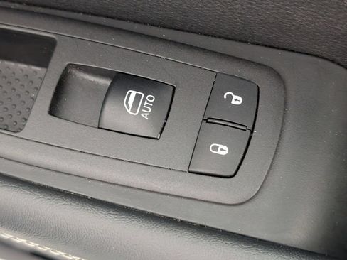 Used 2025 Chrysler Pacifica Select FWD image 34