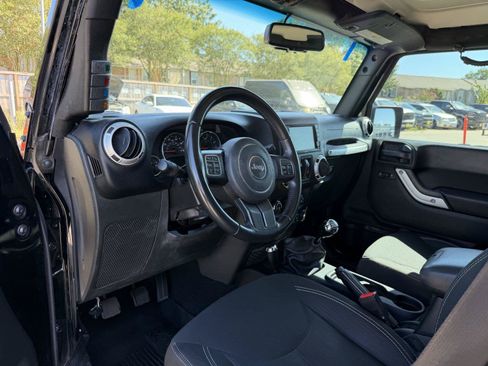 Used 2018 Jeep Wrangler Unlimited Sahara w/ Connectivity Group AWD/4WD image 16
