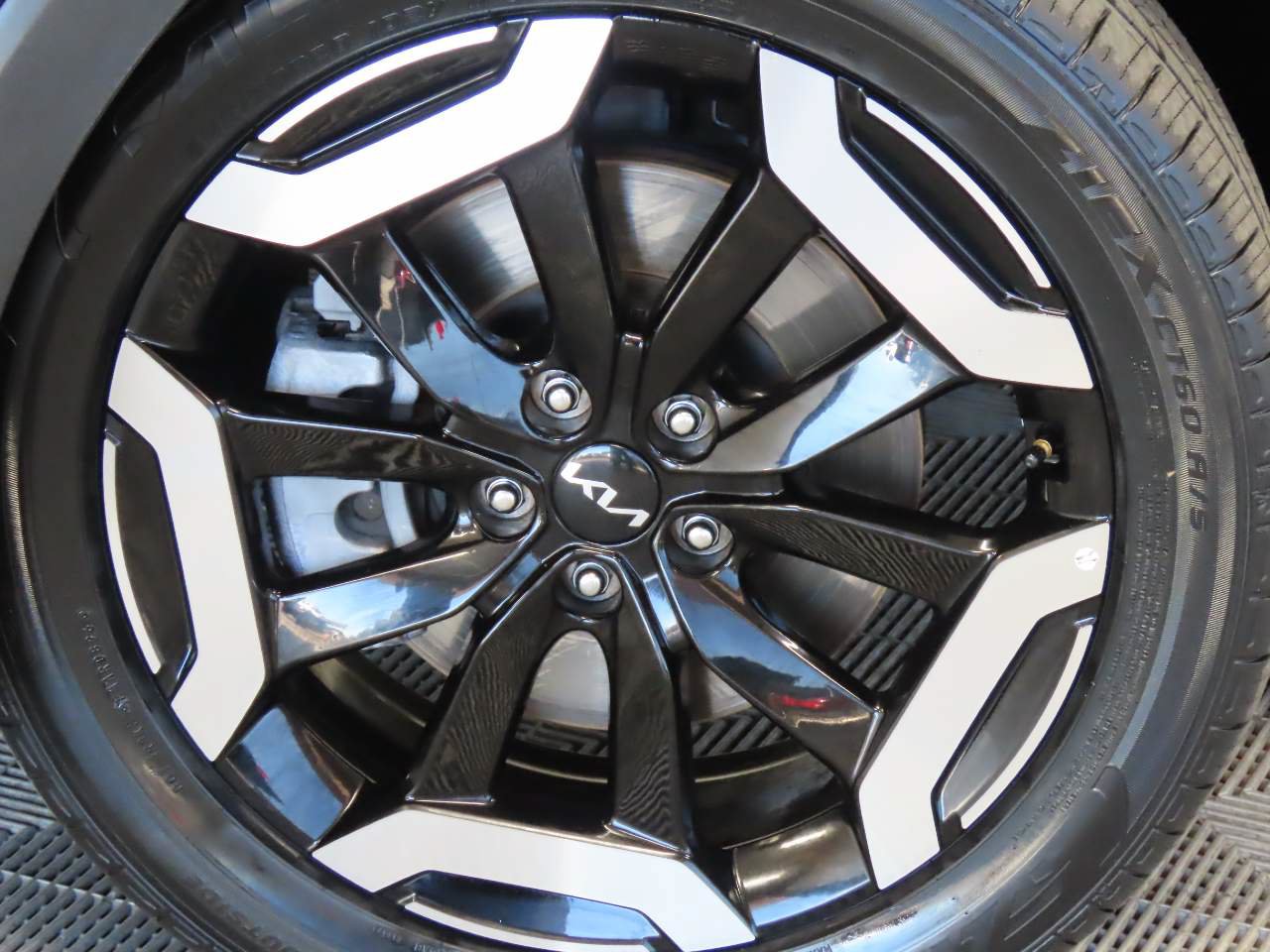 Used 2025 Kia Telluride S AWD/4WD image 7